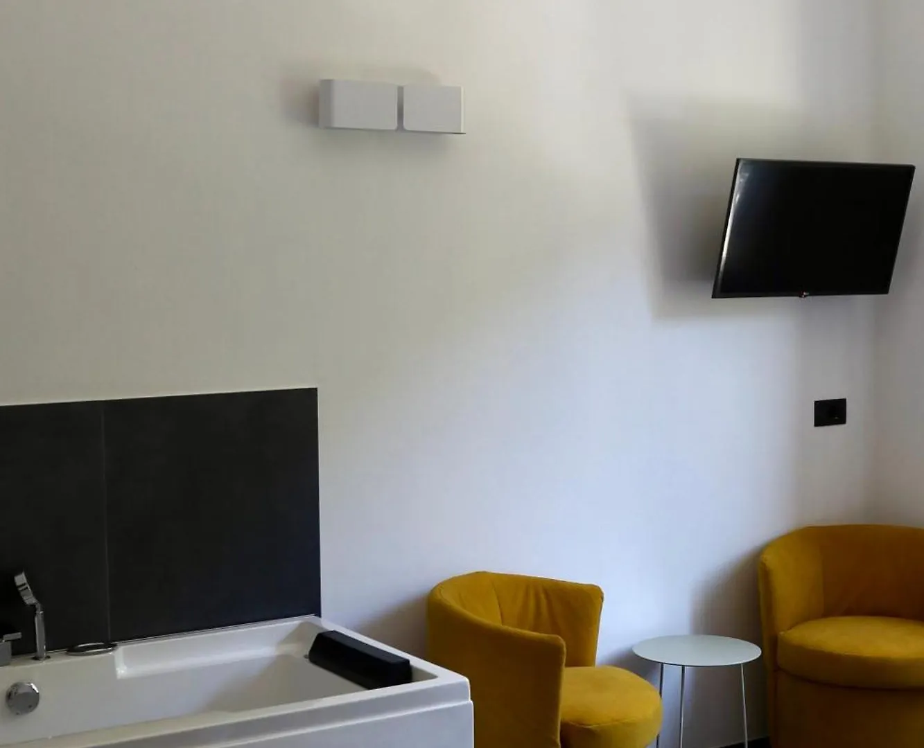 Da Zoe Suite Fontanavecchia ヴェルナッツァ 0*,  イタリア
